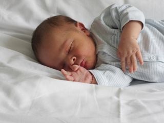 Comment habiller un bébé prématuré ?