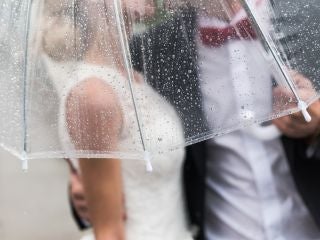 Mariage, cérémonie sous la pluie : comment s'habiller ?