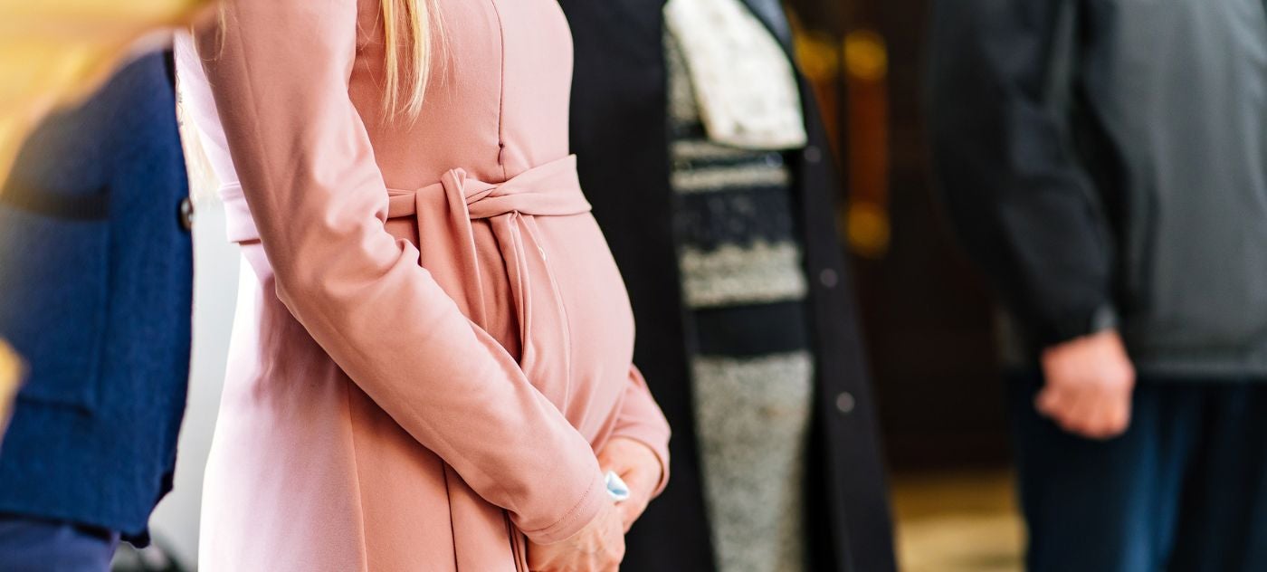 Tenue de cérémonie enceinte : rayonnez sans sacrifier votre confort