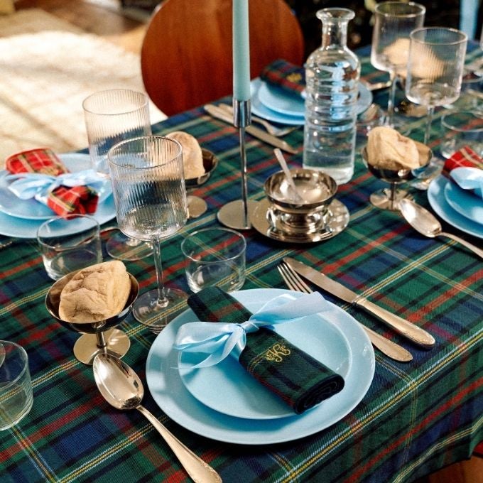 couverts et assiettes bleue plus décorations de noël