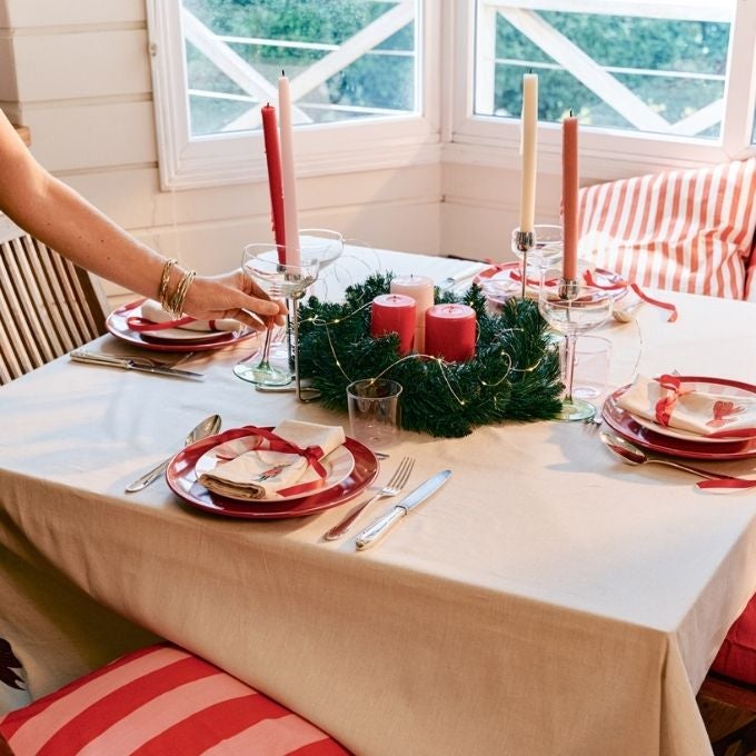 Main décorant une table pour noël 