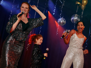 Comment porter une tenue de soirée brillante ?