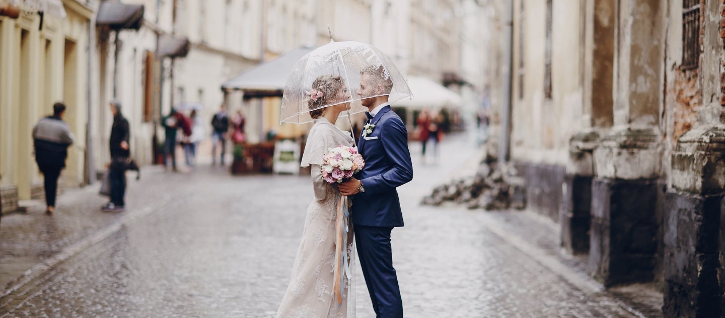 Mariage ou cérémonie sous la pluie : comment s'habiller ?