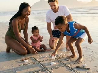 Bébé à la plage : le guide pour une journée sereine